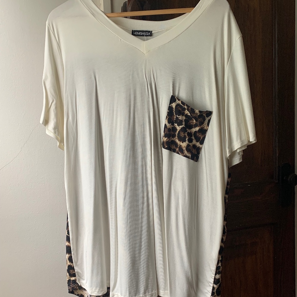 HEIMISH LEOPARD POCKET/BACK TEE